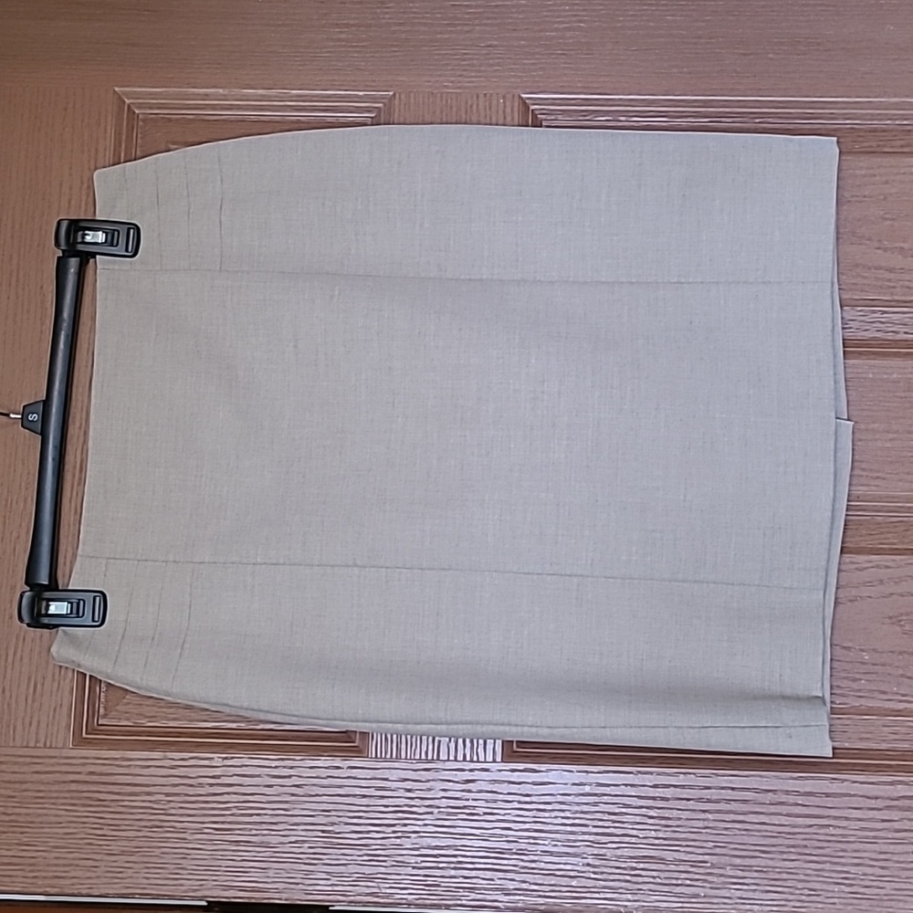 *5 for $10* The Limited Beige Pencil Skirt Size 6